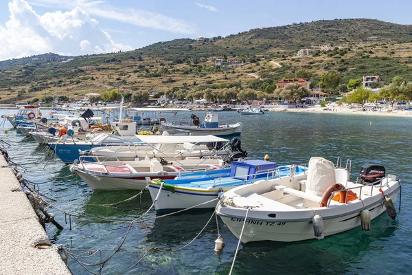 Birçok renkli tekne Agios Nikolaos, Zakynthos, Yunanistan limanda bulunan