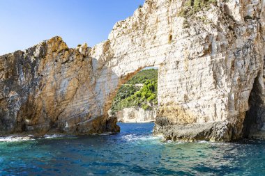 Zakynthos, Yunanistan kıyıları boyunca erozyon tarafından oyulmuş bir kaya