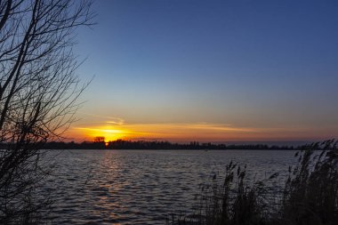 İnci gibi gökyüzü kalıntıları görülebilir ve göl Zoetermeerse plas Zoetermeer, Hollanda için yukarıda gökyüzü güzel renkler