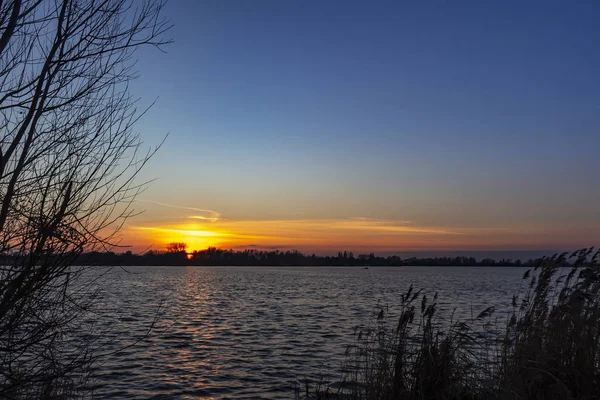 Остатки Неба Видны Окрашивают Небо Над Озером Zoetermeerse Plas Голландском — стоковое фото