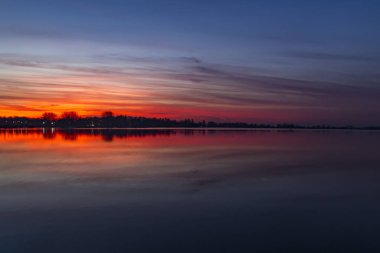 İnci gibi gökyüzü güzel göl Zoetermeerse plas, Hollanda suya yansıyan