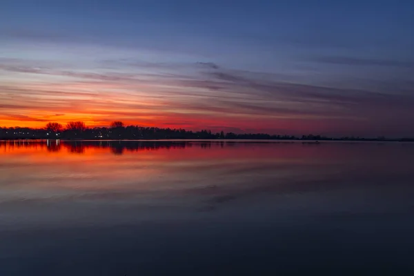 Жемчужное Небо Прекрасно Отражается Воде Озера Zoetermeerse Plas Нидерланды — стоковое фото