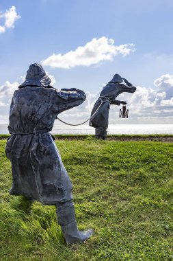 Sanat Adası Ameland (yağmur dişli su üzerine bakan iki kişi heykelleri lezbiyen üzerinde)