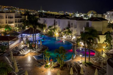 Renkli Işıklı otel ve Costa Adeje, Tenerife, İspanya bir yüzme havuzuna bakan akşam fotoğraf
