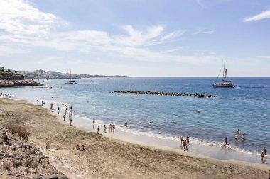 Güzel sahil, Costa Adeje boyunca, Tenerife, İspanya yürüyen turist