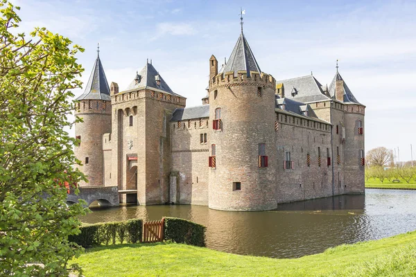 Kale-hendek, Hollanda ile 700 yıllık kale 'Muiderslot' manzarası