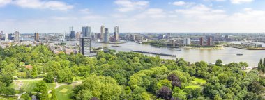 Maas nehri ve Erasmus köprüsü ile Rotterdam'ın panoramik manzarası, Euromast'taki park, Cruise Terminali ve Hotel New York,Katendrecht with Ss Rotterdam binaları