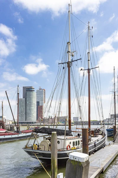 Rotterdam Hollanda Amerikakade Üzerinde Heybetli Binalar Üzerinde Veerhaven Yelkenli Tekneler — Stok fotoğraf
