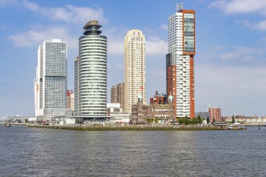 Rotterdam Leuvenhaven de yarımada üzerinde çeşitli yüksek binalar ve otel New York