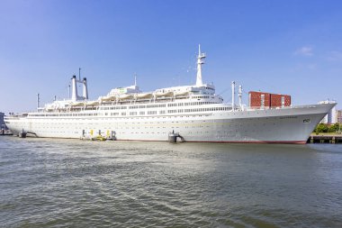 Ss Rotterdam Rotterdam Katendrecht rıhtım üzerinde kalıcı konumu üzerinde şimdi yüzen bir otel
