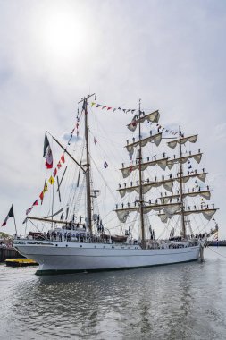 Yelkenüzerinde duran, uzun gemi Arm Cuauhtmoc denizciler Scheveningen, Hollanda Yelken-out sırasında etkileyici bir veda