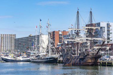 Kalyon El Galeon ve gemi Belem arkasında Scheveningen limanında modern gemiler vardır