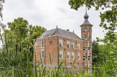 Breda yakınlarındaki güzel Castle Bouvigne arkadan fotoğraflandı, Hollanda