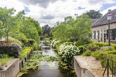 Drimmelen, Hollanda pitoresk köyünde çiçekli Herengracht