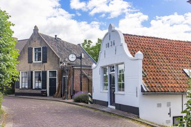 Pitoresk köy Drimmelen, Hollanda Dorpstraat boyunca eski evler