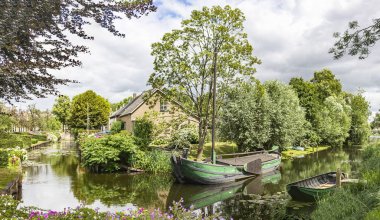 Drimmelen, Hollanda pitoresk köyünde bir kanal da teknelerpanorama resmi