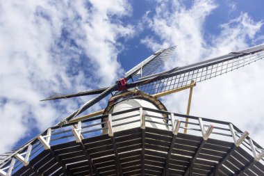 Tarihi kale kasabasında yer alan Windmill d 'Orangemolen 'in çalışma platformunun ve bıçaklarının manzarası Willemstad, Hollanda