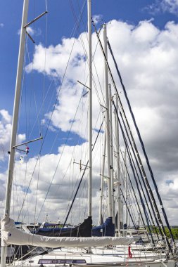 Tarihi kale kasabasının limanında yelken gemileri mast satırları Willemstad, Hollanda