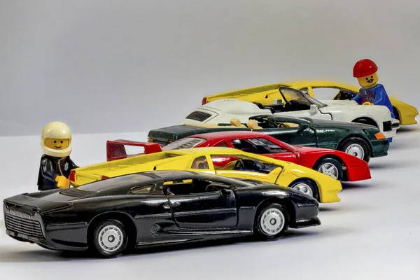 Enfoque Apilamiento Con Figuras Lego Junto Una Fila Coches Juguete —  Fotos de Stock