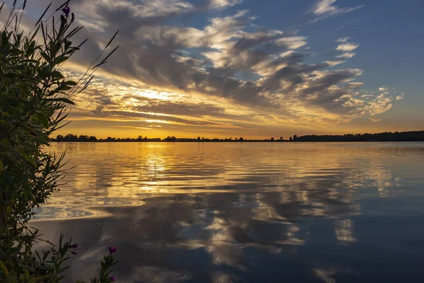 Der Schöne Himmel Spiegelt Sich Bei Sonnenuntergang See Zoetermeerse Plas — Stockfoto