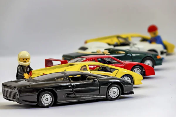 Foco Empilhamento Com Figuras Lego Lado Uma Fileira Carros Brinquedo — Fotografia de Stock