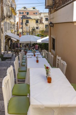 Masalar Korfu Town, Korfu, Yunanistan'ın küçük sokaklarında konuklar için hazır