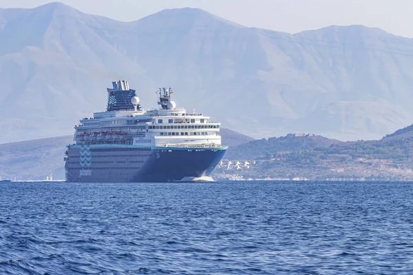 Ett Stort Kryssningsfartyg Sundet Mellan Albanien Och Korfu Grekland — Stockfoto