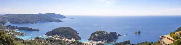 Korfu, Yunanistan'daki paleokastritsa sahil beldesinin panorama resmi