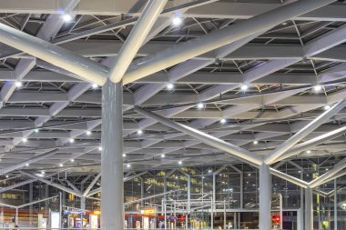 Lahey, Hollanda'daki Merkez İstasyon'da tavan yapısının gece çekimi