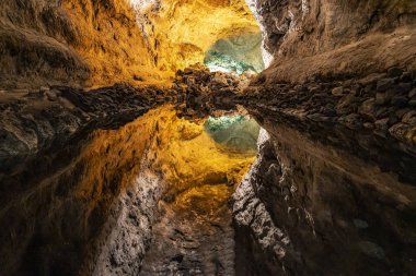 Bu lav mağarasındaki su tavandan gelen ışığı yansıtıyor, Lanzarote, İspanya