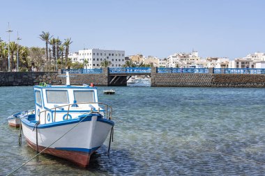 Arrecife, Lanzarote, İspanya iç limanında birçok küçük tekneler biri