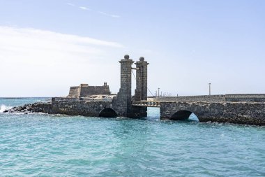 Eski bir erişim yolu, bir köprü ve bir ağ geçidi ile, eski kale (Castillo de San Gabriel), Arrecife, Lanzarote, İspanya yol açar