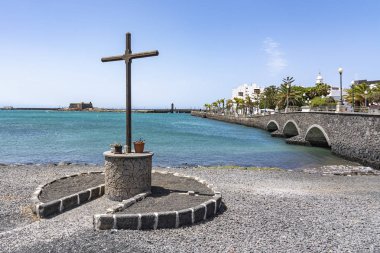 Arrecife iç limanına bir haç ve köprü arkasında, mesafe eski kale (Castillo de San Gabriel), Lanzarote, İspanya görebilirsiniz