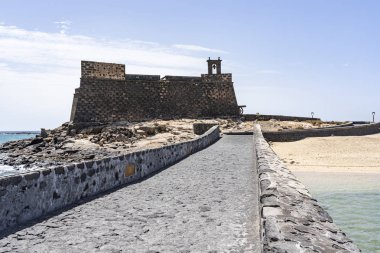Eski kaleye giden eski bir erişim yolu (Castillo de San Gabriel), Arrecife, Lanzarote, İspanya