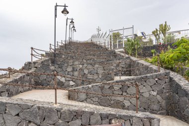 Sıkıcı merdivenler yerine, Puerto del Carmen, Lanzarote, İspanya içine bu güzel ve zikzak yolu