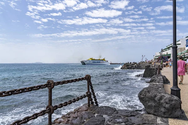 Veerboot Gaat Achteruit Haven Van Playa Blanca Lanzarote Spanje — Stockfoto