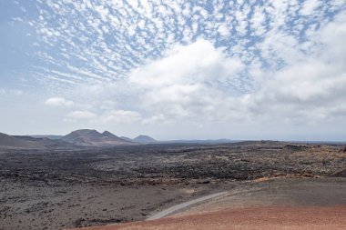 Lanzarote adasının engebeli yanardağ manzara üzerinde bulutların bir patlama, İspanya