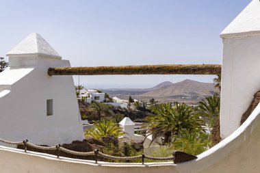 İspanya 'nın Lanzarote adasının engebeli arazisindeki bir binanın çatısından bak.