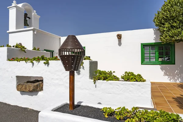Ten Biały Dom Kontrastujący Ostro Głębokim Błękitem Nieba Wyspie Lanzarote — Zdjęcie stockowe