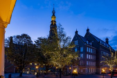 Hollanda, Leiden 'da Noel ışıklarıyla süslenmiş belediye binasındaki Koornbrug manzarası