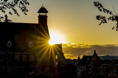 Gün batımında Hollanda, Leiden belediye binasının arkasında güneş yavaşça kaybolur.