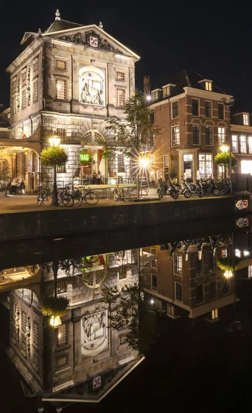 Reflexo Maravilhoso Waag Iluminado Água Rijn Leiden Países Baixos — Fotografia de Stock