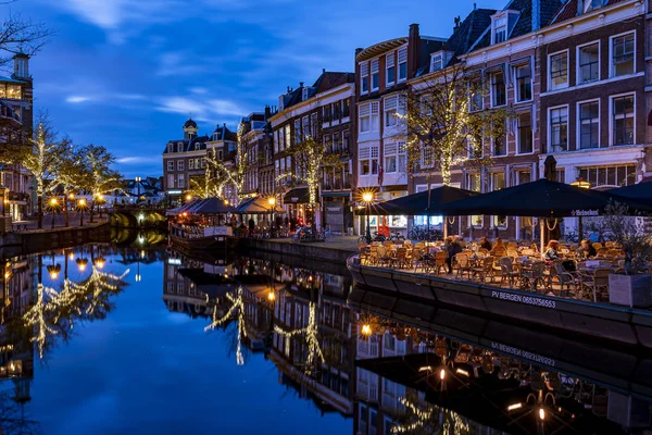 Nieuwe Rijn 'deki Koornbrug' dan Noel ışıkları (ve teras tekneleri) ve Hollanda 'nın Leiden kentindeki Visbrug' u mavi saatte izleyin.