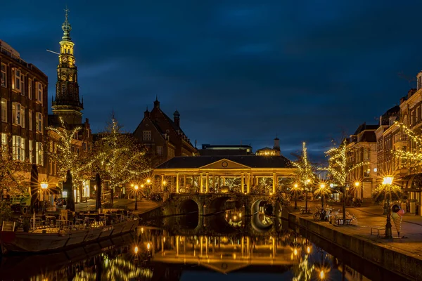 在荷兰莱顿的蓝天里 灯火通明的库伦布鲁格 装饰着圣诞装饰品的树木 以及市政厅的尖顶 — 图库照片
