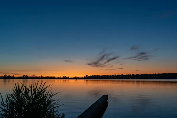 ยงหล งจากพระอาท ตกท องฟ สวยงามเหน อทะเลสาบ Zoetermeerse พลาสต าแตกในพ นหน — ภาพถ่ายสต็อก