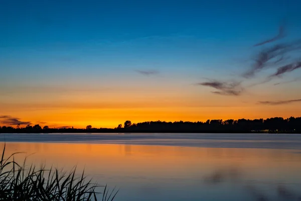 Justo Después Del Atardecer Aparecen Hermosos Colores Sobre Lago Zoetermeerse — Foto de Stock