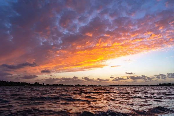 Красиво Освещенные Облака Над Водой Озера Zoetermeerse Plas — стоковое фото