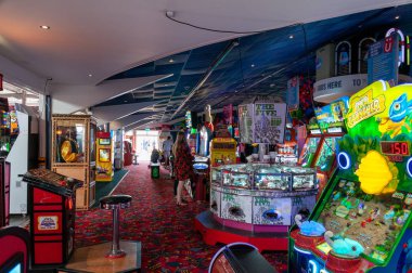 Denizin tarihi iskelesindeki Clactons'ta arcade oyunları.