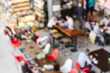 Bir kafe, bir coworking alan veya diğer halka açık bir yerde atmosferik arka plan bulanık.