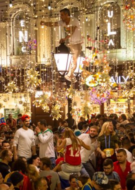 Moskova, Rusya - 1 Temmuz 2018: FIFA Dünya Kupası Rusya. Farklı ülkelerin futbol taraftarları Moskova'da İspanya Nicholas Street üzerinde Rus ekibi zaferi kutlamak